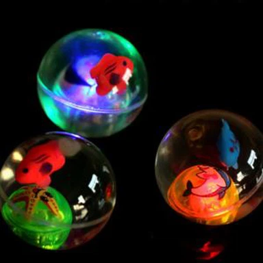 Boule d'eau qui rebondit avec du poisson