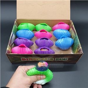 Presser la balle de coquille spongieuse avec des figures à l’intérieur